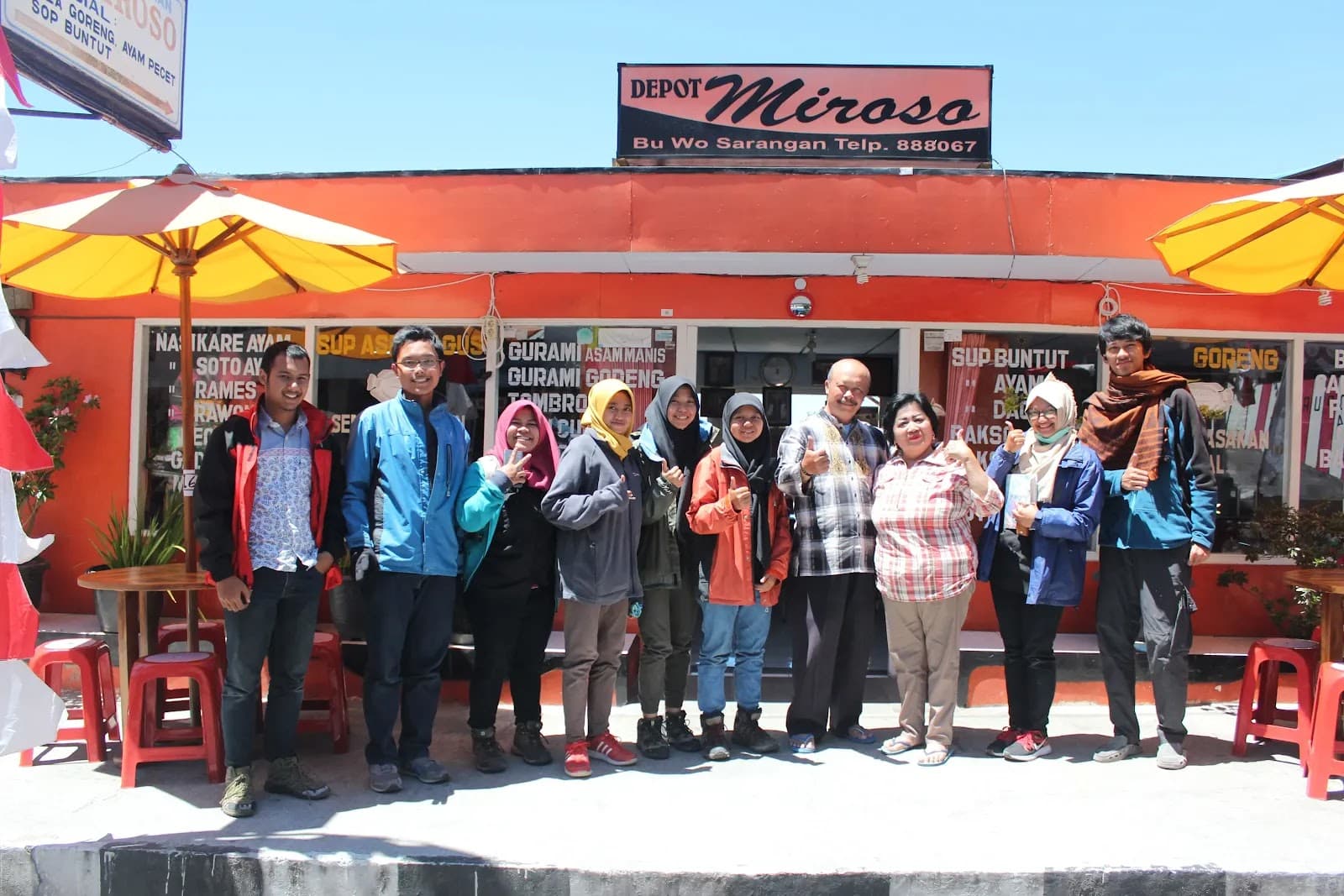 Kumpulan foto-foto narasumber dan kondisi sekitar basecamp pendakian Gunung Lawu yang masih kental dengan mistisnya dengan ditemukannya banyak sesaji.