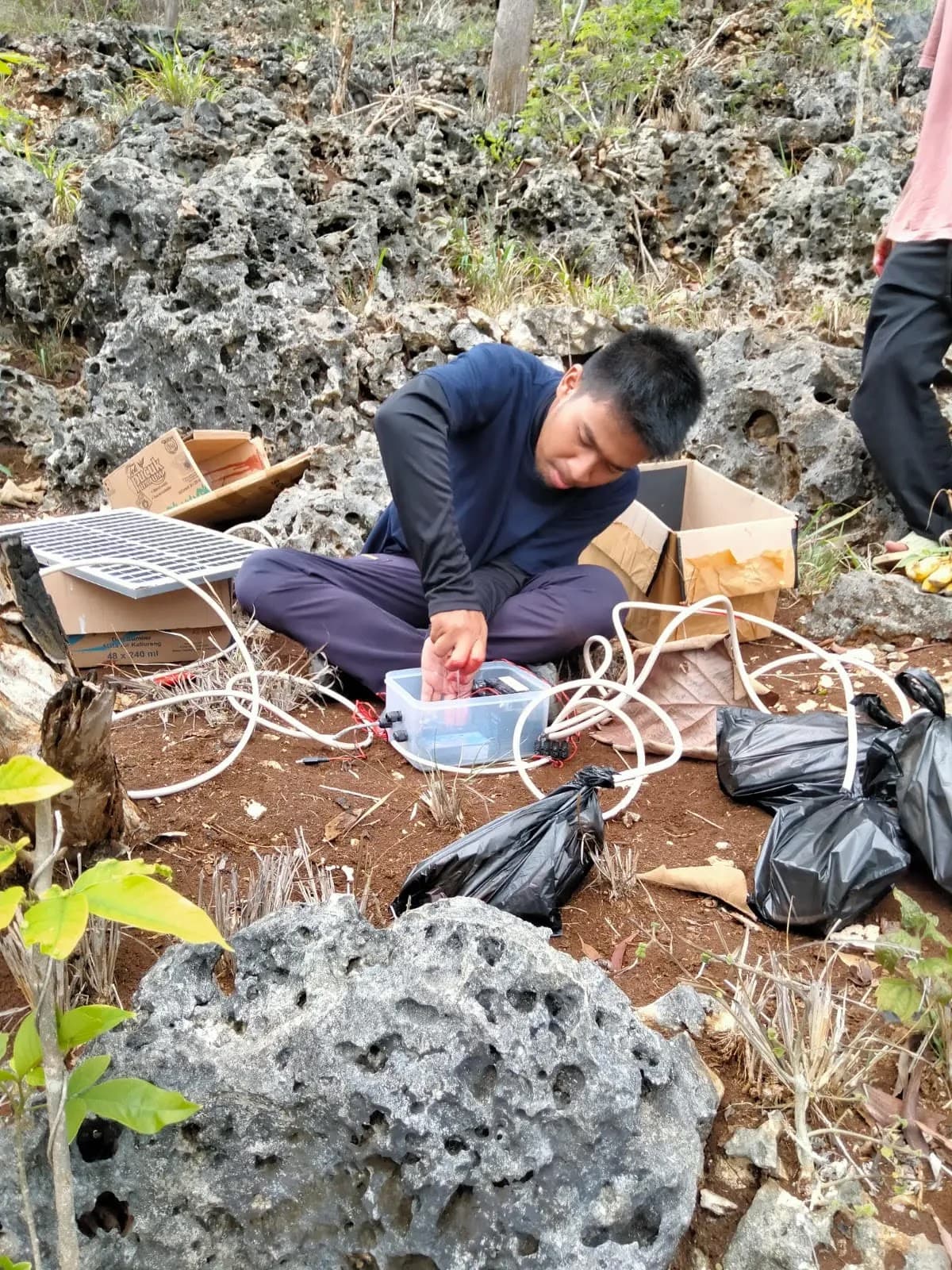 Kumpulan foto-foto kegiatan pemasangan alat pengusir hama monyet ekor panjang.