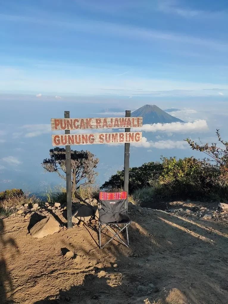 Kumpulan foto-foto kegiatan pendakian dan penyerahan peta jalur-jalur pendakian Gunung Sumbing.