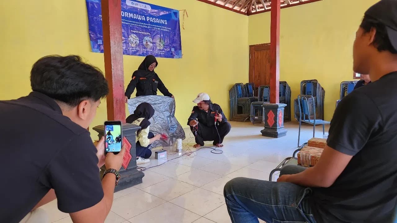 Kumpulan foto-foto kegiatan pemasangan alat pengusir hama monyet ekor panjang.
