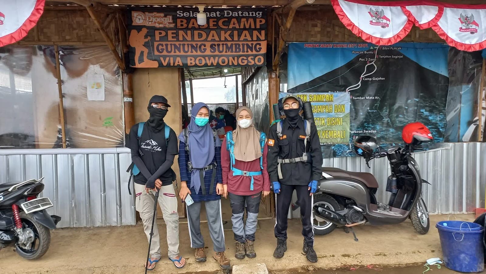 Kumpulan foto-foto kegiatan pendakian dan penyerahan peta jalur-jalur pendakian Gunung Sumbing.