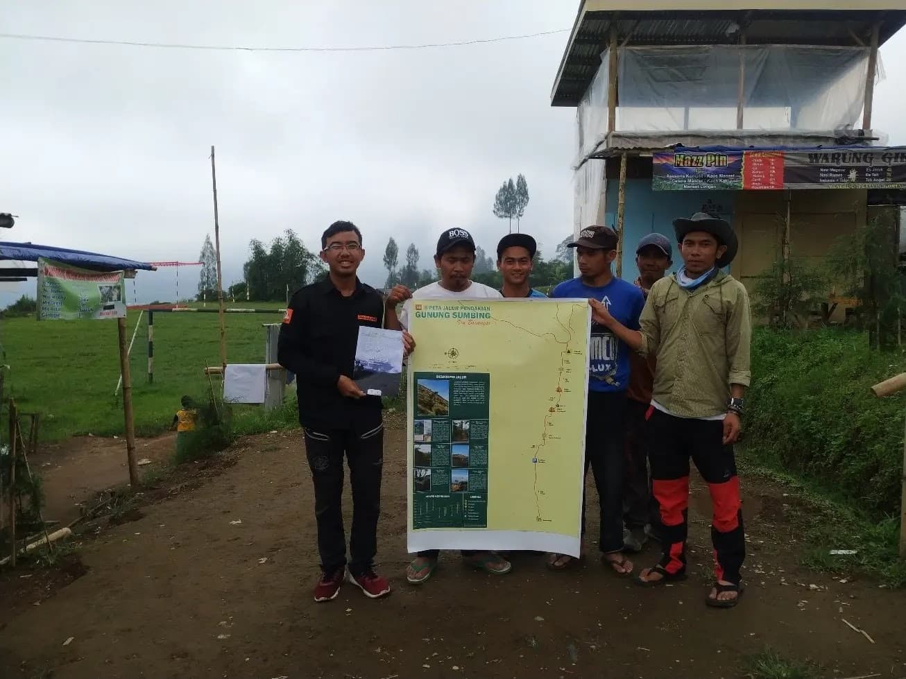 Kumpulan foto-foto kegiatan pendakian dan penyerahan peta jalur-jalur pendakian Gunung Sumbing.