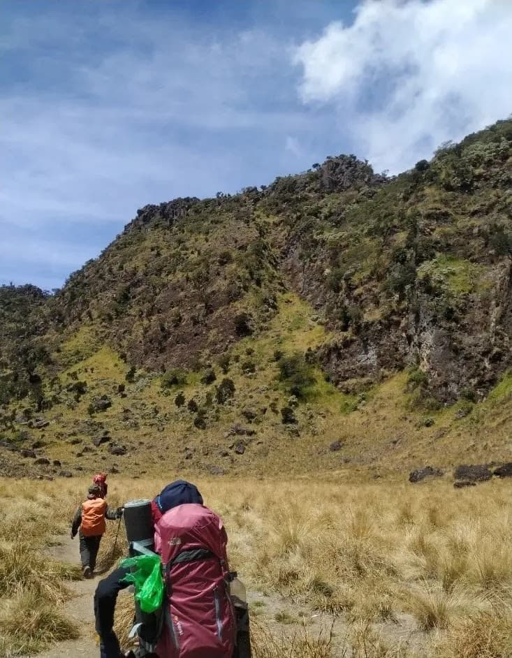 Kumpulan foto-foto kegiatan pendakian dan penyerahan peta jalur-jalur pendakian Gunung Sumbing.